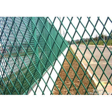 Expanded Mesh Fence Used for Protection